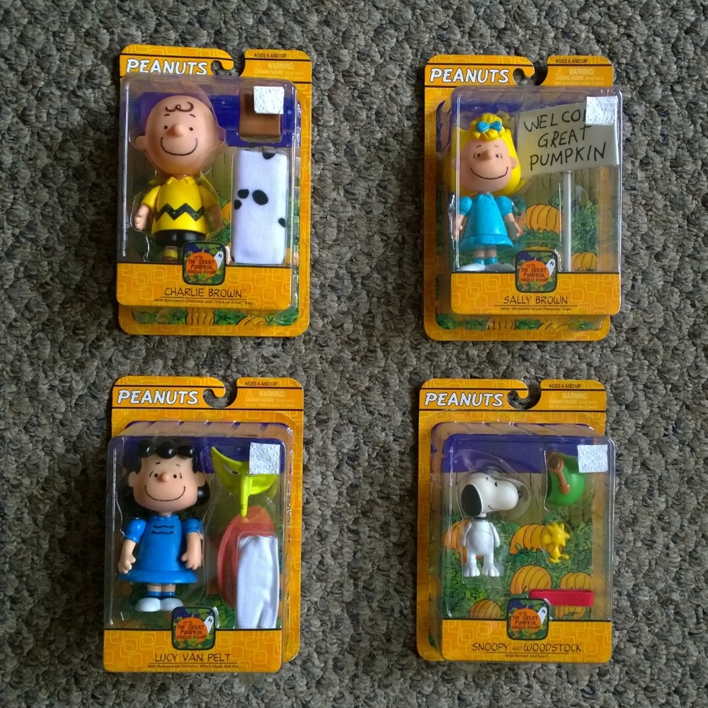 FOUR (4) Charlie Brown Peanuts Halloween Toy Sets